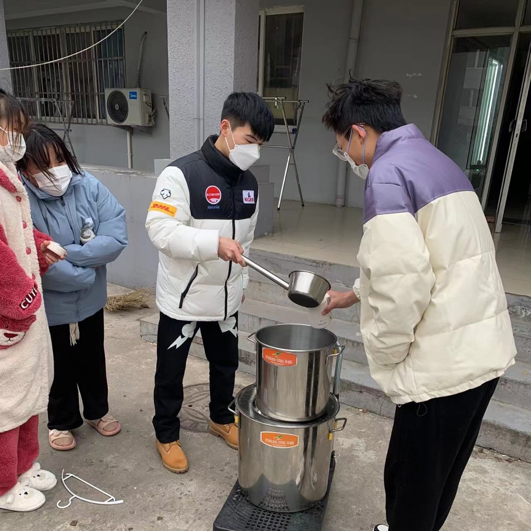 寒潮送温暖  情暖学生心