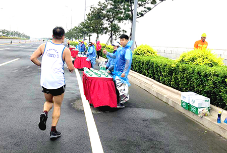 学院志愿者助力上合地方经贸合作示范区马拉松赛事