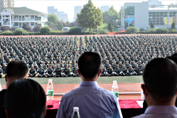 学院新生用军训成果展向祖国告白！